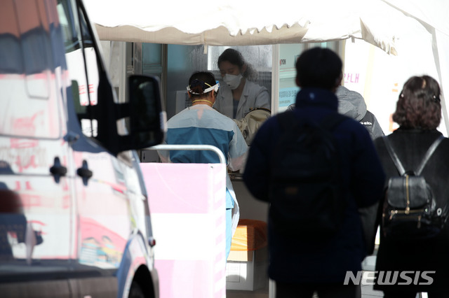 [서울=뉴시스]김선웅 기자 = 코로나 신규 확진자 수가 629명을 기록한 4일 서울 중구 국립중앙의료원에 설치된 코로나19 선별진료소에서 의료진이 분주히 움직이고 있다. 2020.12.04. mangusta@newsis.com
