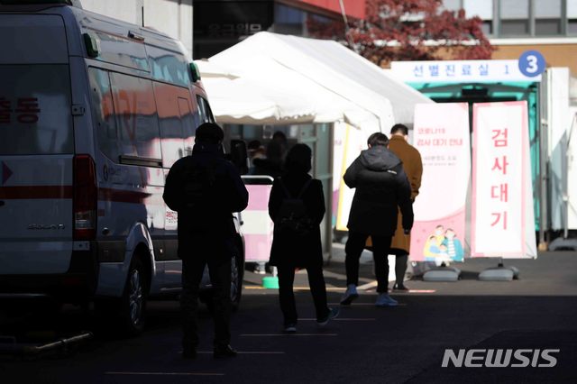 [서울=뉴시스]김선웅 기자 = 코로나 신규 확진자 수가 629명을 기록한 4일 서울 중구 국립중앙의료원에 설치된 코로나19 선별진료소가 한산한 모습을 보이고 있다. 2020.12.04. mangusta@newsis.com