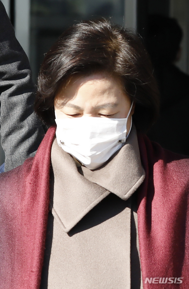 [과천=뉴시스] 고승민 기자 = 추미애 법무부 장관이 4일 경기 과천 정부과천청사 법무부 청사를 나서고 있다. 2020.12.04. kkssmm99@newsis.com