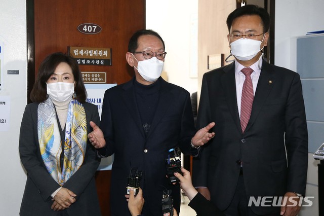 [서울=뉴시스]전진환 기자 = 김도읍 법제사법위원회 국민의힘 간사(가운데)와 의원들이 4일 국회에서 열린 법사위 법안심사제1소위가 정회된 후 취재진의 질문에 답변하고 있다. 2020.12.04. (공동취재사진) photo@newsis.com