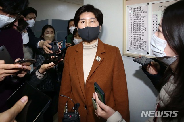 [서울=뉴시스]전진환 기자 = 백혜련 법사위원회 법안심사제1소위원장이 4일 국회에서 열린 법안심사소위 정회 후 취재진의 질문에 답변하고 있다. 2020.12.04. (공동취재사진) photo@newsis.com