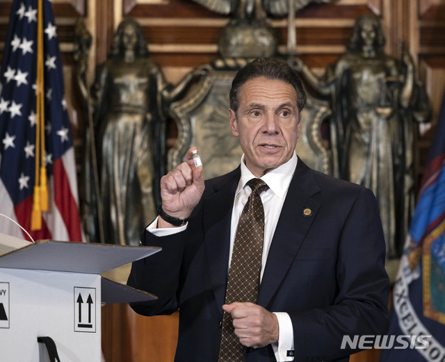 [올버니=AP/뉴시스] 지난달 3일(현지시간) 미국 뉴욕주 올버니에 있는 주의회에서 앤드루 쿠오모 뉴욕 주지사가 신종 코로나바이러스 감염증(코로나19) 백신 관련 기자회견 중인 모습. 2021.01.05. 