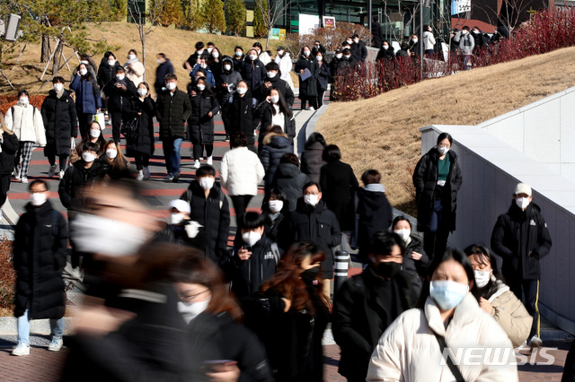 [서울=뉴시스] 조수정 기자 = 2021학년도 대학수학능력시험이 끝나고 첫 논술고사가 시작된 4일 오전 서울 동작구 숭실대학교에서 수험생들이 시험을 마친 뒤 고사장을 나서고 있다. 2020.12.04. chocrystal@newsis.com