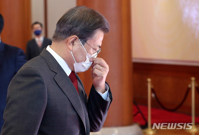 [서울=뉴시스]박영태 기자 = 문재인 대통령이 4일 오전 청와대 본관 중앙로비에서 열린 ‘2020 기부 나눔단체 초청 행사’에 참석해 각 단체의 모금함에 성금을 기부한 후 환담장으로 이동하고 있다. 2020.12.04. since1999@newsis.com