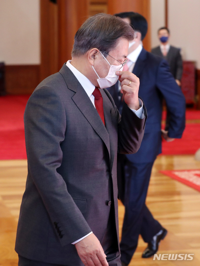 [서울=뉴시스]박영태 기자 = 문재인 대통령이 4일 오전 청와대 본관 중앙로비에서 열린 ‘2020 기부 나눔단체 초청 행사’에 참석해 각 단체의 모금함에 성금을 기부한 후 환담장으로 이동하고 있다. 2020.12.04. since1999@newsis.com