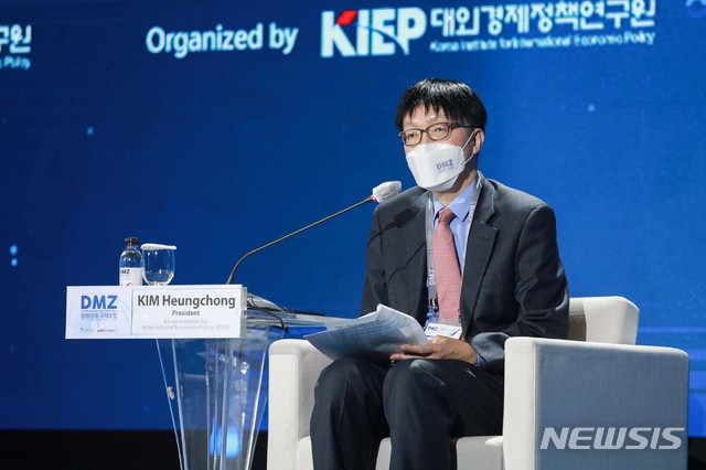 [서울=뉴시스]김흥종 대외경제정책연구원장. 2020.12.04. (사진=대외경제정책연구원 제공) photo@newsis.com