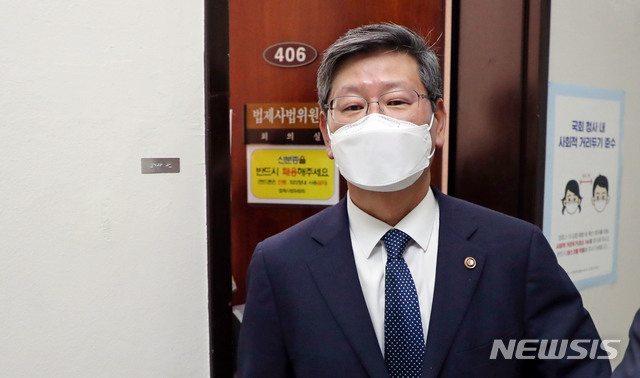 [서울=뉴시스] 최동준 기자 = 이용구 법무부 차관이 4일 오전 서울 여의도 국회에서 고위공직자범죄수사처 개정안 논의를 위해 열린 법제사법위원회 법안심사제1소위원회에 출석해 정회 후 회의실 밖으로 이동하고 있다. (공동취재사진) 2020.12.04. photo@newsis.com