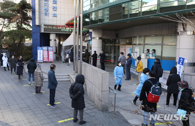 [서울=뉴시스] 조수정 기자 = 신종 코로나 바이러스 감염증(코로나19) 전국 신규확진자가 0시 기준 629명으로 집계된 4일 서울 동작구 보건소 선별진료소에서 시민들이 검사를 받기 위해 기다리고 있다. 2020.12.04.  chocrystal@newsis.com