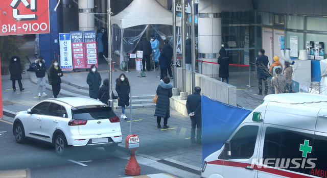 [서울=뉴시스] 조수정 기자 = 4일 서울 동작구 보건소 선별진료소에서 시민들이 신종 코로나 바이러스 감염증(코로나19) 검사를 받기 위해 기다리고 있다. 2020.12.04.&nbsp; chocrystal@newsis.com