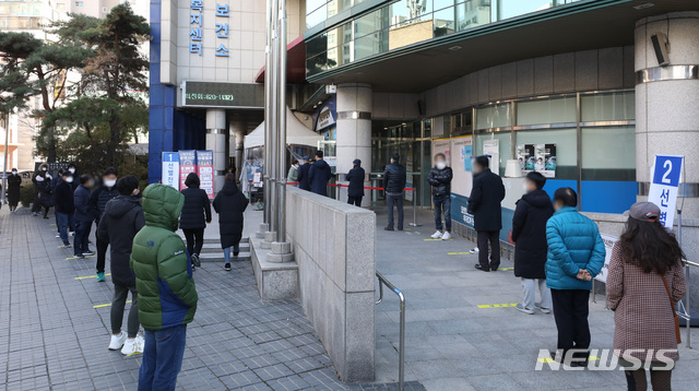 [서울=뉴시스] 조수정 기자 = 4일 서울 동작구 보건소 신종 코로나 바이러스 감염증(코로나19) 선별진료소에서 시민들이 검사를 받기 위해 기다리고 있다. 2020.12.04. chocrystal@newsis.com