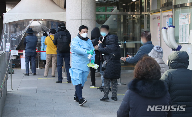[서울=뉴시스] 조수정 기자 = 신종 코로나 바이러스 감염증(코로나19) 전국 신규확진자가 0시 기준 629명으로 집계된 4일 서울 동작구 보건소 선별진료소에서 시민들이 검사를 받기 위해 기다리고 있다. 2020.12.04. chocrystal@newsis.com