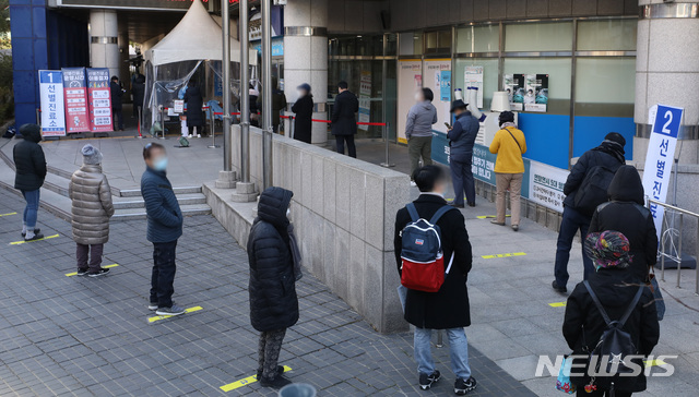 [서울=뉴시스] 조수정 기자 =  4일 서울 동작구 보건소 신종 코로나 바이러스 감염증(코로나19) 선별진료소에서 시민들이 검사를 받기 위해 기다리고 있다. 2020.12.04.  chocrystal@newsis.com