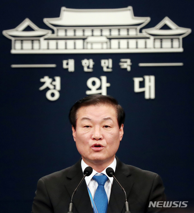 [서울=뉴시스]박영태 기자 = 정만호 국민소통수석이 4일 오후 청와대 춘추관 대브리핑 룸에서 문재인 대통령의 개각관련 브리핑을 하고 있다. 이날 문재인 대통령은 국토부, 행안부, 복지부, 여가부 등 4개 부처에 대해서 개각을 발표했다. 2020.12.04. since1999@newsis.com