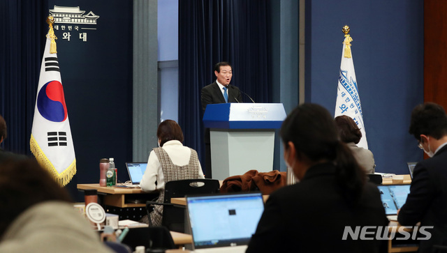 [서울=뉴시스]박영태 기자 = 정만호 국민소통수석이 4일 오후 청와대 춘추관 대브리핑 룸에서 문재인 대통령의 개각관련 브리핑을 하고 있다. 이날 문재인 대통령은 국토부, 행안부, 복지부, 여가부 등 4개 부처에 대해서 개각을 발표했다. 2020.12.04. since1999@newsis.com