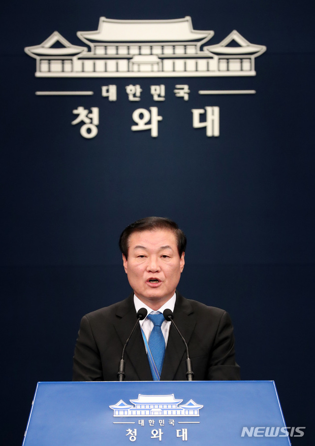 [서울=뉴시스]박영태 기자 = 정만호 국민소통수석이 4일 오후 청와대 춘추관 대브리핑 룸에서 문재인 대통령의 개각관련 브리핑을 하고 있다. 이날 문재인 대통령은 국토부, 행안부, 복지부, 여가부 등 4개 부처에 대해서 개각을 발표했다. 2020.12.04. since1999@newsis.com