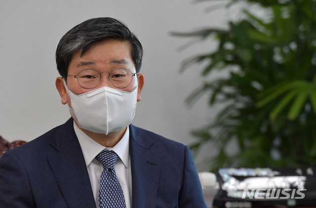 [서울=뉴시스] 전진환 기자 = 신임 행정안전부 장관에 내정된 전해철 국회 정보위원회 위원장(더불어민주당)이 4일 오후 개각 발표 이후 서울 여의도 정보위원장실에서 취재진과 간담회를 하고 있다. (공동취재사진) 2020.12.04. photo@newsis.com