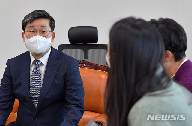 [서울=뉴시스] 전진환 기자 = 신임 행정안전부 장관에 내정된 전해철 국회 정보위원회 위원장(더불어민주당)이 4일 오후 개각 발표 이후 서울 여의도 정보위원장실에서 취재진과 간담회를 하고 있다. (공동취재사진) 2020.12.04. photo@newsis.com