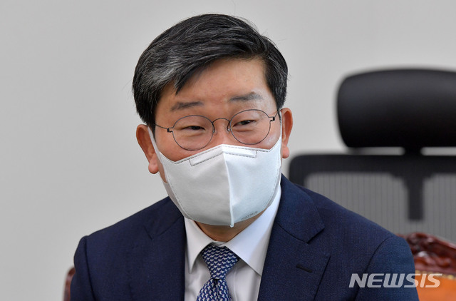 [서울=뉴시스] 전진환 기자 = 신임 행정안전부 장관에 내정된 전해철 국회 정보위원회 위원장(더불어민주당)이 4일 오후 개각 발표 이후 서울 여의도 정보위원장실에서 취재진과 간담회를 하고 있다. (공동취재사진) 2020.12.04. photo@newsis.com