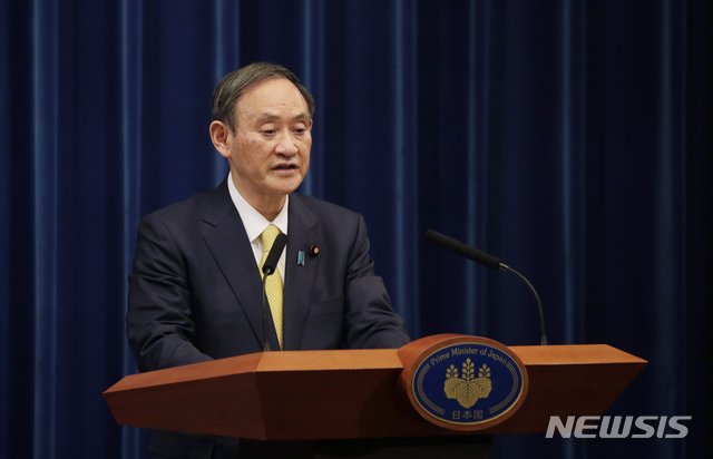 [도쿄=AP/뉴시스]스가 요시히데 일본 총리가 지난 4일 도쿄 총리 관저에서 기자회견을 가지고 있다. 2020.12.07.