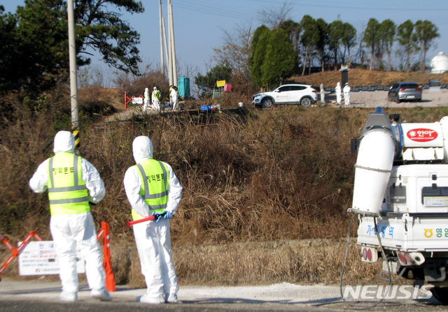 [영암=뉴시스] 박상수 기자 = 5일 오전 고병원성 조류독감(AI) 의심 가축이 발생한 전남 영암군의 육용오리농장 출입이 통제되고 있다. 2020.12.05. parkss@newsis.com 