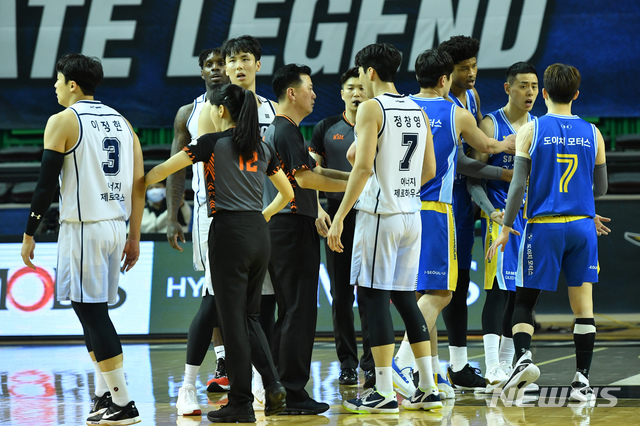 [서울=뉴시스]프로농구 KCC 이정현과 삼성 이관희 (사진 = KBL 제공)