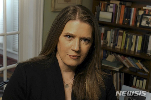 [AP/뉴시스] 도널드 트럼프 미국 대통령을 수차례 공개 비난한 조카 메리 트럼프(사진)가 지난 2020년 5월 삼촌은 "범죄적이고 잔인한 반역자"라며 "퇴임 후 감옥에 들어가야 한다"고 AP통신 인터뷰에서 밝혔다. 올해 대선을 앞두고 메리의 친오빠 프레드 트럼프 3세도 7월30일 트럼프 가문의 어두운 면을 담은 회고록을 출간할 예정이다. 2024.6.12. 