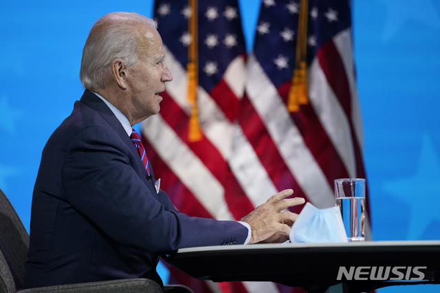  [윌밍턴=AP/뉴시스] 조 바이든 미국 대통령 당선인이 4일(현지시간) 델라웨어주 윌밍턴에서 기자회견을 하고 있다. 그는 이날 자신은 신종 코로나바이러스 감염증(코로나19) 백신의 의무 접종에 찬성하지 않는다면서도 시민이 옳은 일을 할 수 있도록 최선을 다하겠다고 밝혔다. 2020.12.5. 