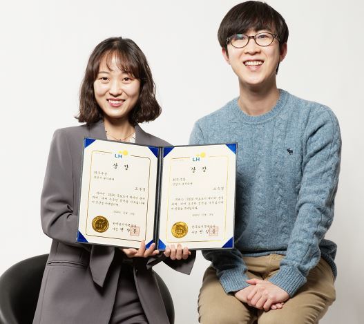 [서울=뉴시스] 조수경 UNIST 대학원생(왼쪽)과 권상진 산업공학과 교수. 사진 UNIST