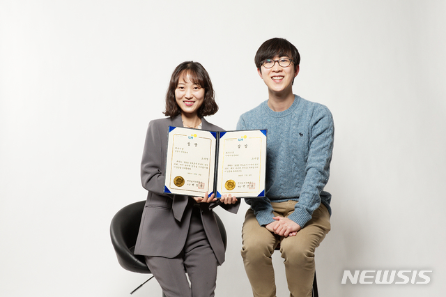 [울산=뉴시스] 구미현 기자 = 조수경 대학원생과 권상진 산업공학과 교수(왼쪽부터) 2020.12.06.