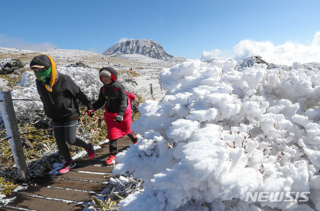 [제주=뉴시스]우장호 기자 = 눈 내린 제주 한라산 영실 탐방로 모습. (뉴시스DB) woo1223@newsis.com&nbsp; 
