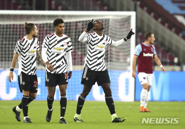 [런던=AP/뉴시스] 맨유의 폴 포그바가 동점골로 승부를 원점으로 돌렸다. 2020.12.05.