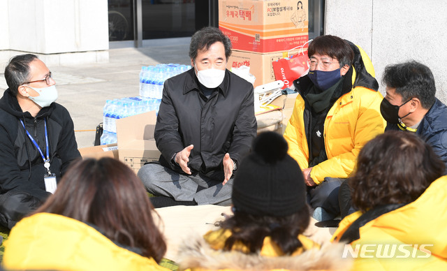 [서울=뉴시스] 김진아 기자 = 이낙연 더불어민주당 대표가 6일 서울 여의도 국회 본청 앞에서 '세월호 참사 진상규명 위한 사회적참사특별법' 제정을 촉구하며 농성 중인 세월호 유가족들을 찾아 의견을 듣고 있다. (공동취재사진) 2020.12.06. photo@newsis.com