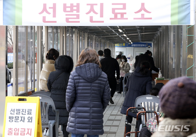 [서울=뉴시스]최진석 기자 = 신종 코로나바이러스 감염증(코로나19) 신규 확진 환자가 631명으로 집계된 6일 서울 동대문구 보건소에 차려진 코로나19 선별진료소에서 시민들이 검사를 받기 위해 대기하고 있다. 2020.12.06.  myjs@newsis.com