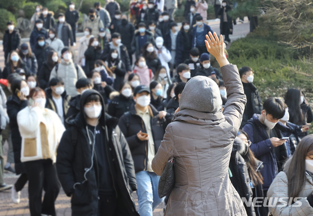 [서울=뉴시스] 이영환 기자 = 6일 오전 서울 성동구 한양대 서울캠퍼스에서 2021 의예·인문계열 논술고사를 마친 수험생들이 시험장을 나서고 있다. (사진=한양대 제공) 2020.12.06. photo@newsis.com