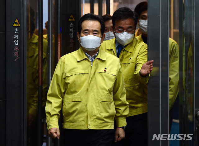 [서울=뉴시스] 박주성 기자 = 정세균 국무총리가 6일 오후 서울시청에서 열린 코로나19 대응 중앙대책본부회의에 참석하고 있다. (공동취재사진) 2020.12.06. photo@newsis.com