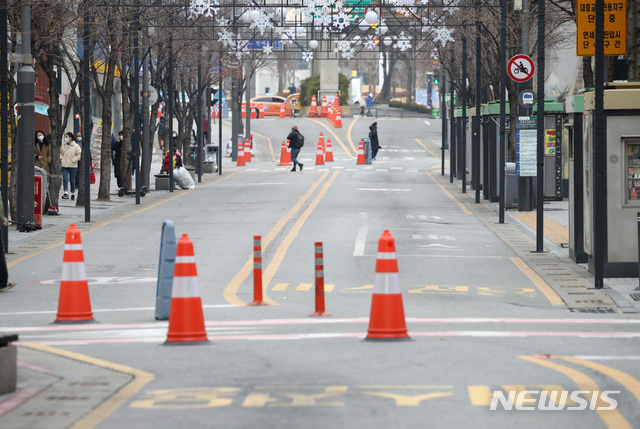 [서울=뉴시스] 고범준 기자 = 신종 코로나바이러스 감염증(코로나19) 재확산 대응을 위해 수도권의 사회적 거리두기 단계를 기존 2.0단계에서 2.5단계로 격상한 6일 오후 서울 서대문구 신촌 거리가 비교적 한산한 모습을 보이고 있다. 거리두기 2.5단계는 방문판매 등 노래방, 실내스탠딩 공연장 등의 영업이 중단되고, 식당의 경우 정상 영업은 허용되지만 오후 9시부터는 포장과 배달만 허용된다. 커피숍과 카페는 영업시간과 관계없이 포장 판매만 할 수 있다. 2020.12.06. bjko@newsis.com