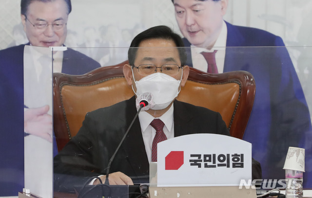 [서울=뉴시스] 김진아 기자 = 주호영 국민의힘 원내대표가 6일 오후 서울 여의도 국회에서 열린 화상의원총회에서 발언하고 있다. (공동취재사진) 2020.12.06. photo@newsis.com