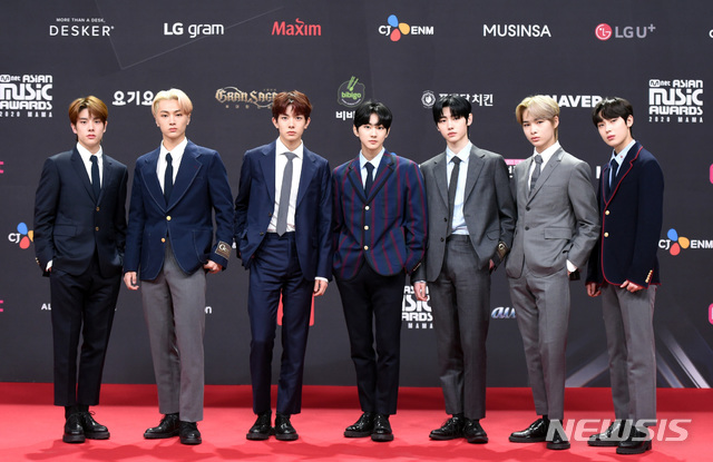 [서울=뉴시스] 이영환 기자 = 보이그룹 엔하이픈이 6일 오후 열린 2020 MAMA(Mnet ASIAN MUSIC AWARDS, 엠넷 아시안 뮤직 어워드) 포토월 행사에서 포즈를 취하고 있다. (사진=CJ ENM 제공) 2020.12.06. photo@newsis.com