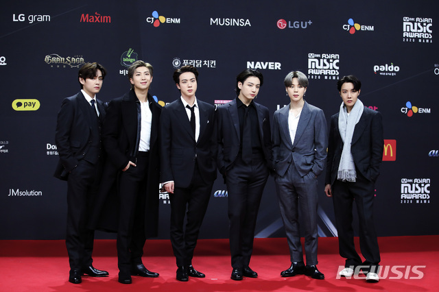 [서울=뉴시스] 이영환 기자 = 보이그룹 방탄소년단(BTS)이 6일 오후 열린 2020 MAMA(Mnet ASIAN MUSIC AWARDS, 엠넷 아시안 뮤직 어워드) 포토월 행사에서 포즈를 취하고 있다. (사진=CJ ENM 제공) 2020.12.06. photo@newsis.com