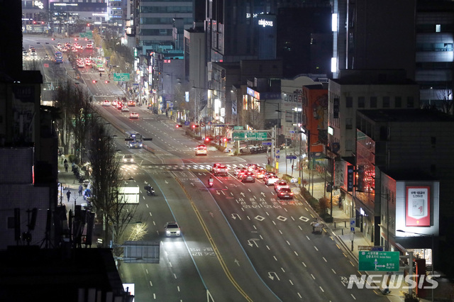 [서울=뉴시스]김병문 기자 = 수도권 거리두기 2.5단계 격상이 발표된 6일 서울 홍대입구역 일대 도로가 한산하다. 2020.12.06. dadazon@newsis.com