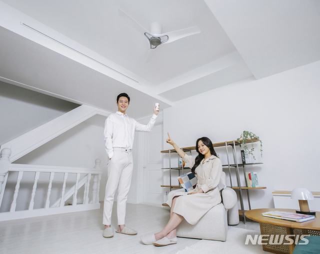 [서울=뉴시스] LG전자는 7일 사계절 내내 집안을 쾌적하게 해주는 프리미엄 천장형 선풍기 ‘LG 휘센 실링팬’을 출시했다. 모델들이 LG 휘센 실링팬을 소개하고 있다. (제공=LG전자)