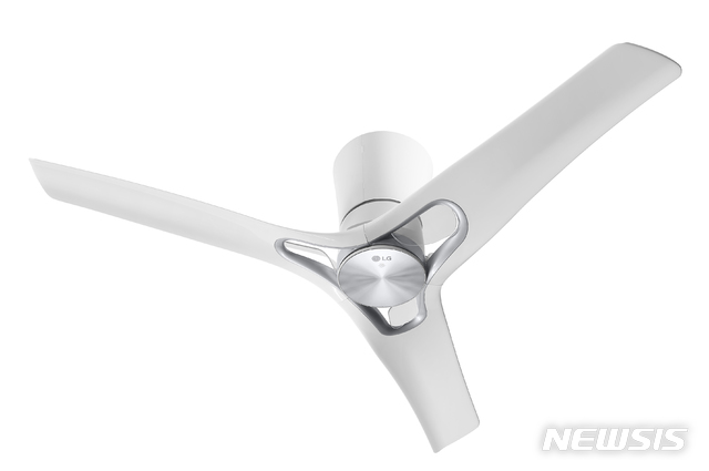 [서울=뉴시스] LG전자는 7일 사계절 내내 집안을 쾌적하게 해주는 프리미엄 천장형 선풍기 ‘LG 휘센 실링팬’을 출시했다. 사진은 LG 휘센 실링팬 (제공=LG전자)
