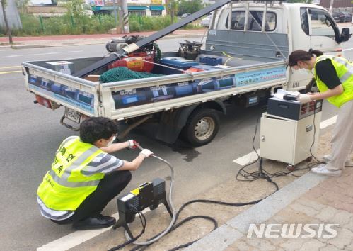 [서울=뉴시스] 운행 차량을 대상으로 배출가스를 단속하는 모습. (사진=뉴시스 DB). photo@newsis.com