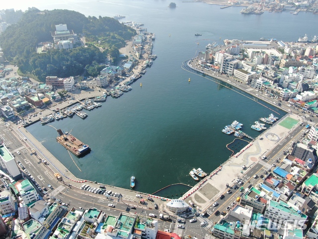 [창원=뉴시스] 경남 통영항 강구안(내만) 친수시설 정비공사 현장.(사진=경남도 제공) 2020.12.07. photo@newsis.com
