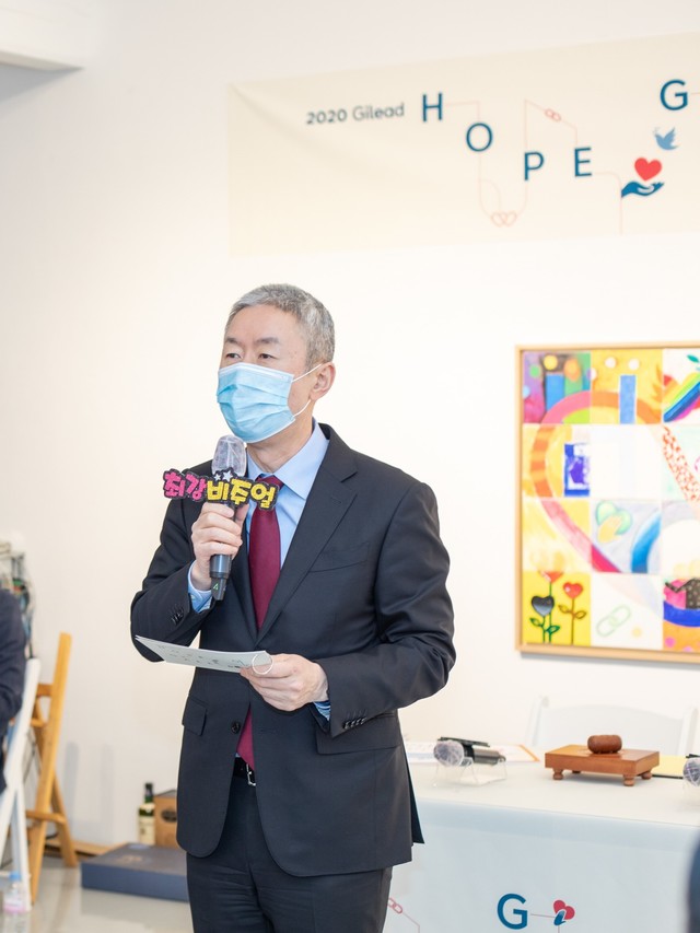 [서울=뉴시스] 이승우 길리어드사이언스코리아 대표가 4일 서울 종로구 소재 ‘갤러리 그림손’에서 개최된 길리어드 사이언스 코리아의 ‘2020 희망 갤러리 - 이음: Connecting Minds’에 참석해 인사말을 하고 있다. (사진=길리어드 사이언스 코리아 제공)