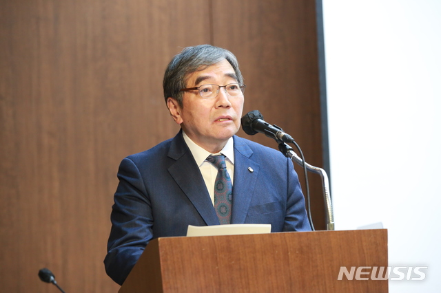 [서울=뉴시스]윤석헌 금융감독원장이 자본시장연구원 개최한 '기업부문 취약성 : 진단과 과제' 심포지엄에 참석해 축사를 하고 있다. (사진제공=금융감독원)
