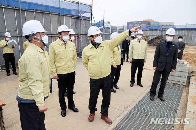 [청주=뉴시스] 인진연 기자 = 김병우 충북도교육감이 7일 증평초등학교 다목적교실 증축 공사현장에서 화재, 폭설, 동파 등 겨울철 일어날 수 있는 각종 재난에 대비한 안전관리 상황을 점검하고 있다. (사진 = 충북교육청 제공) 2020.12.07 photo@newsis.com