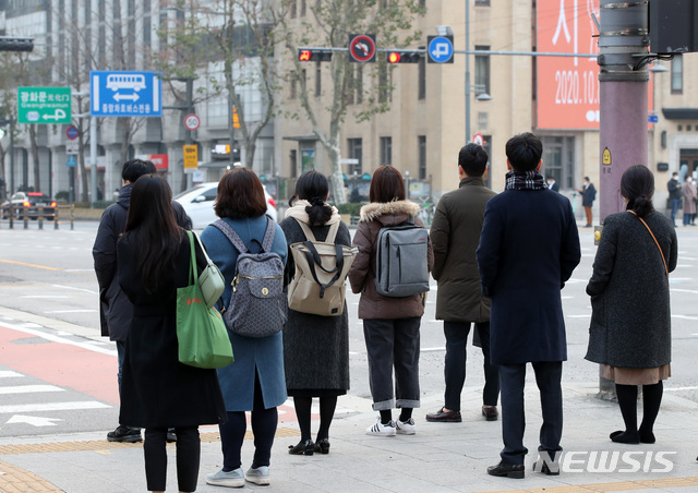 [서울=뉴시스] 고범준 기자 = 신종 코로나바이러스 감염증(코로나19) 재확산 대응을 위해 수도권의 사회적 거리두기 단계를 기존 2.0단계에서 2.5단계 격상을 하루 앞둔 7일 오전 서울 종로구 세종대로 사거리에서 시민들이 출근을 하고 있다. 2020.10.07. bjko@newsis.com