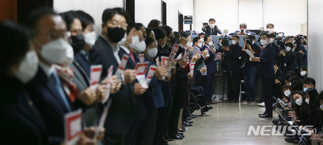 [서울=뉴시스] 최동준 기자 = 국민의힘 의원들이 7일 오전 서울 여의도 국회 법제사법위원회 법안심사제1소위 회의실 앞에서 공수처법 개정안을 규탄하며 구호를 외치고 있다. (공동취재사진) 2020.12.07. photo@newsis.com