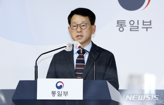 [서울=뉴시스]최진석 기자 = 여상기 통일부 대변인이 7일 오전 서울 세종로 정부서울청사 브리핑실에서 정례브리핑을 하고 있다. 2020.12.07. myjs@newsis.com